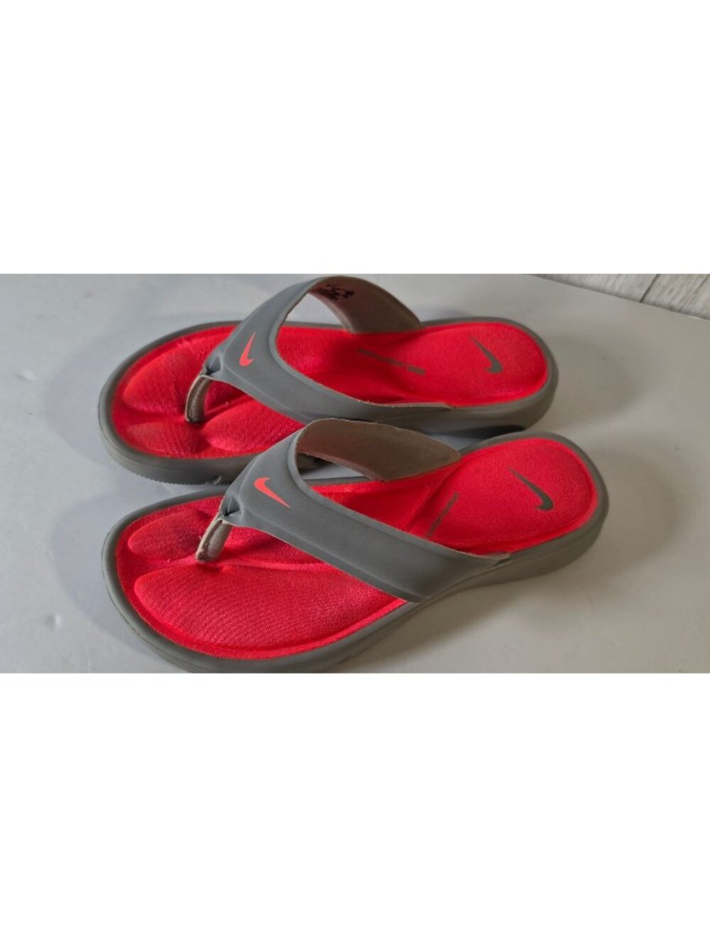 NIKE WOMENS THONG SANDALS 7 GREY PINK COMFORT FOOTBED FLIP FLOPS CORAL SLIP ON